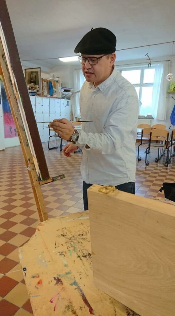 Göran Wallin målar tavlor på Folkuniversitetet i Helsingborg